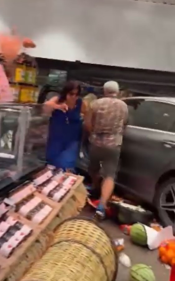 PARK ETMEK İSTERKEN MARKETE DALDI
