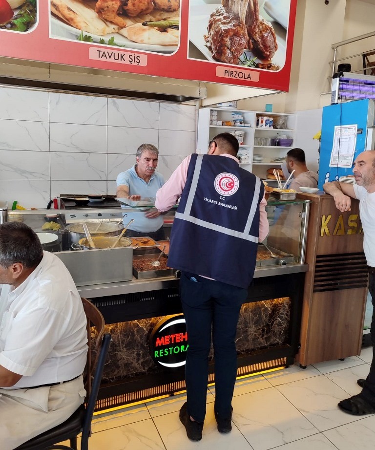 AFYON’DA HAKSIZ FİYAT VE STOKÇULUK DENETİMLERİ SÜRÜYOR