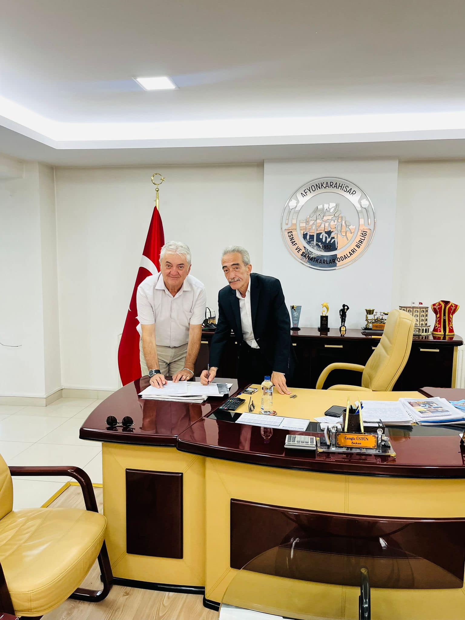 Esnafın Başkanı Üstün Elini Taşın Altına Koydu