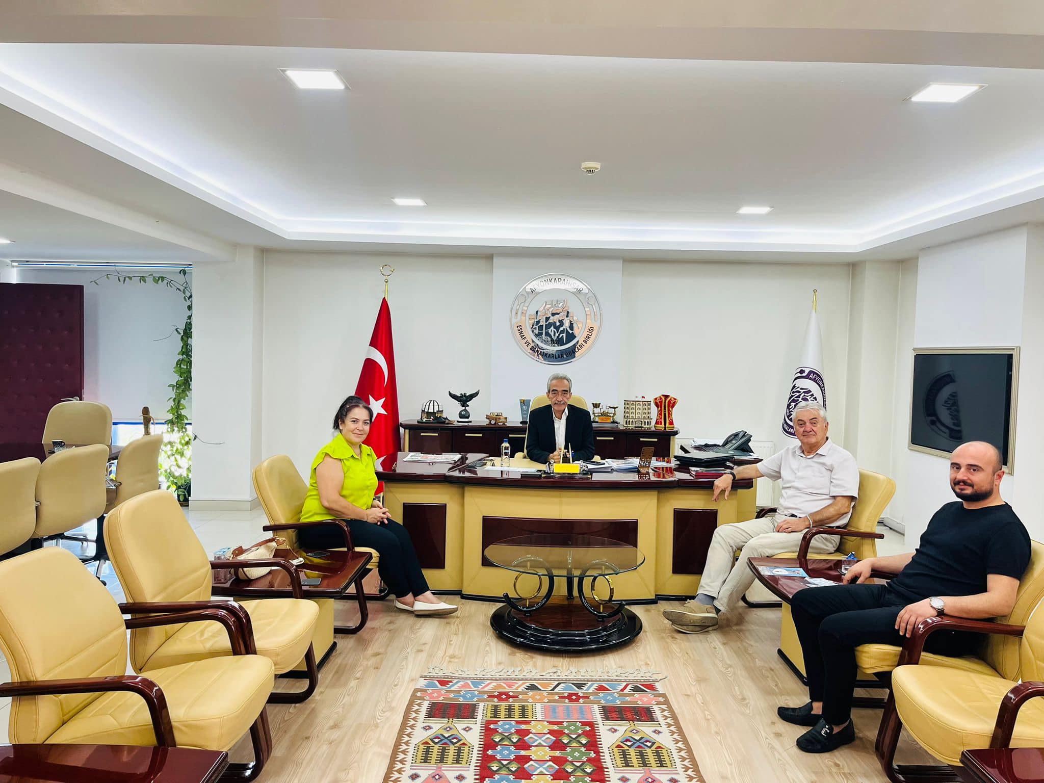 Esnafın Başkanı Üstün Elini Taşın Altına Koydu