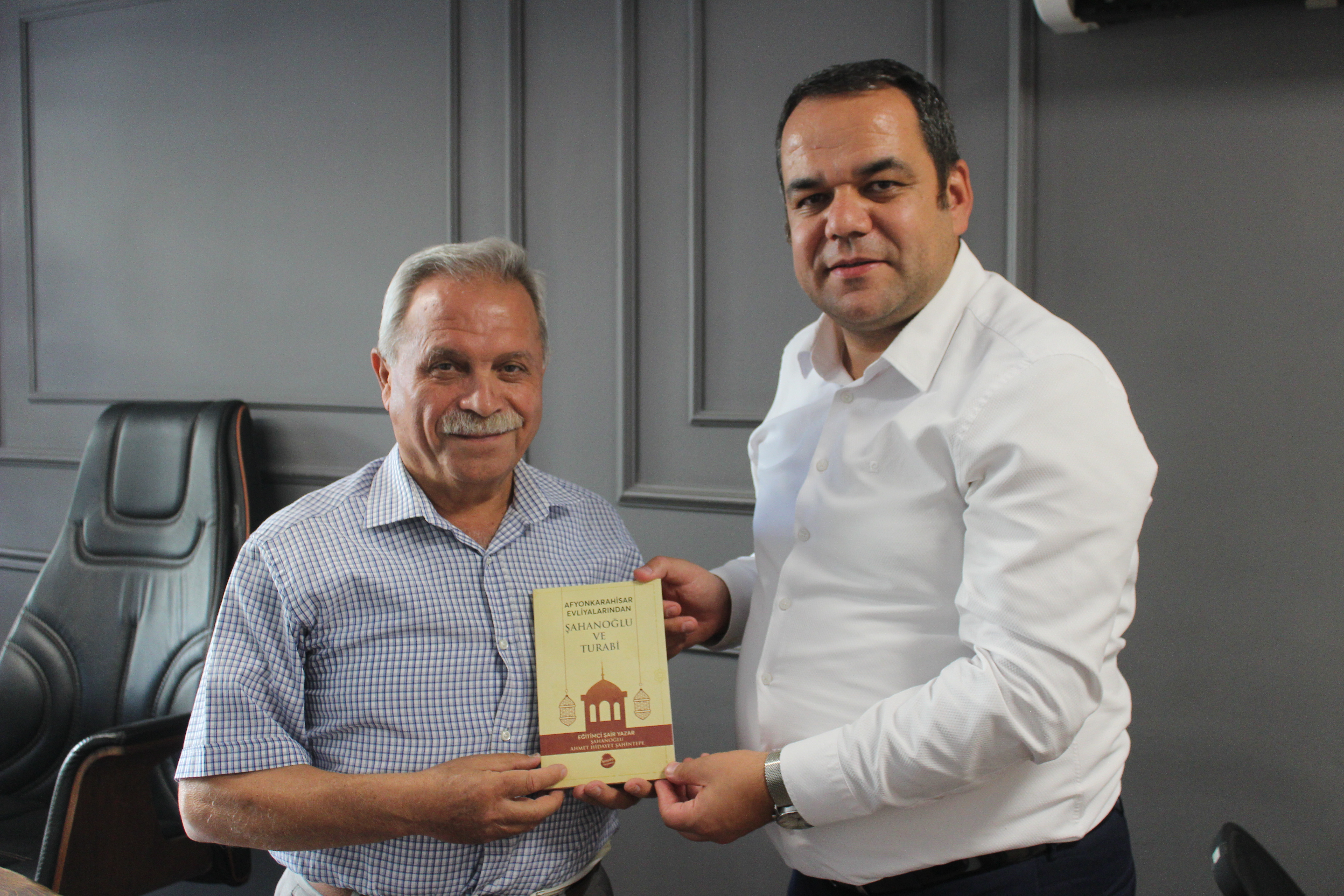 ŞAHİNTEPE ARTUK'A KİTABINI HEDİYE ETTİ