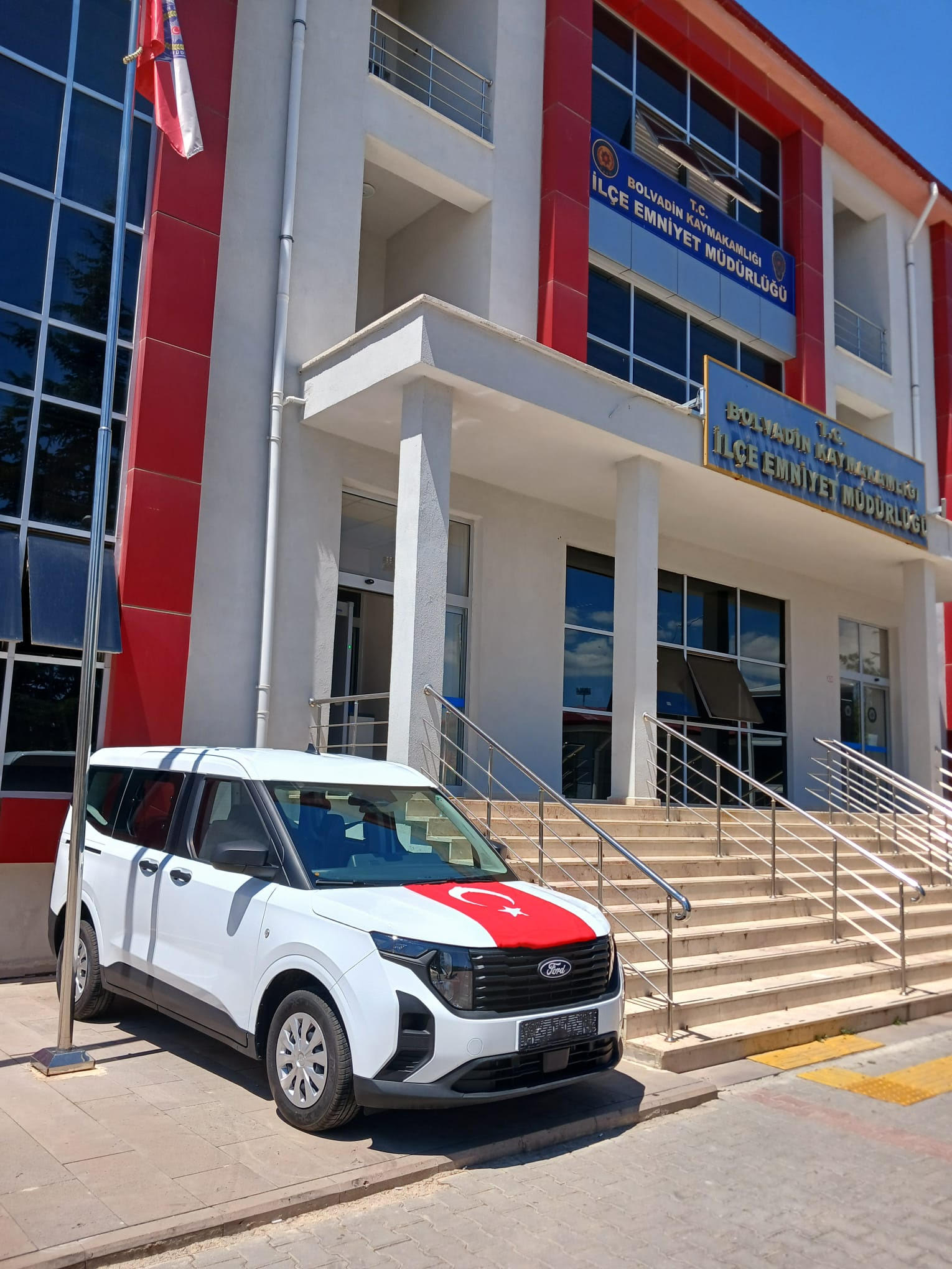 BOLVADİN İLÇE EMNİYET MÜDÜRLÜĞÜNDE ARAÇ BAĞIŞ TÖRENİ YAPILDI