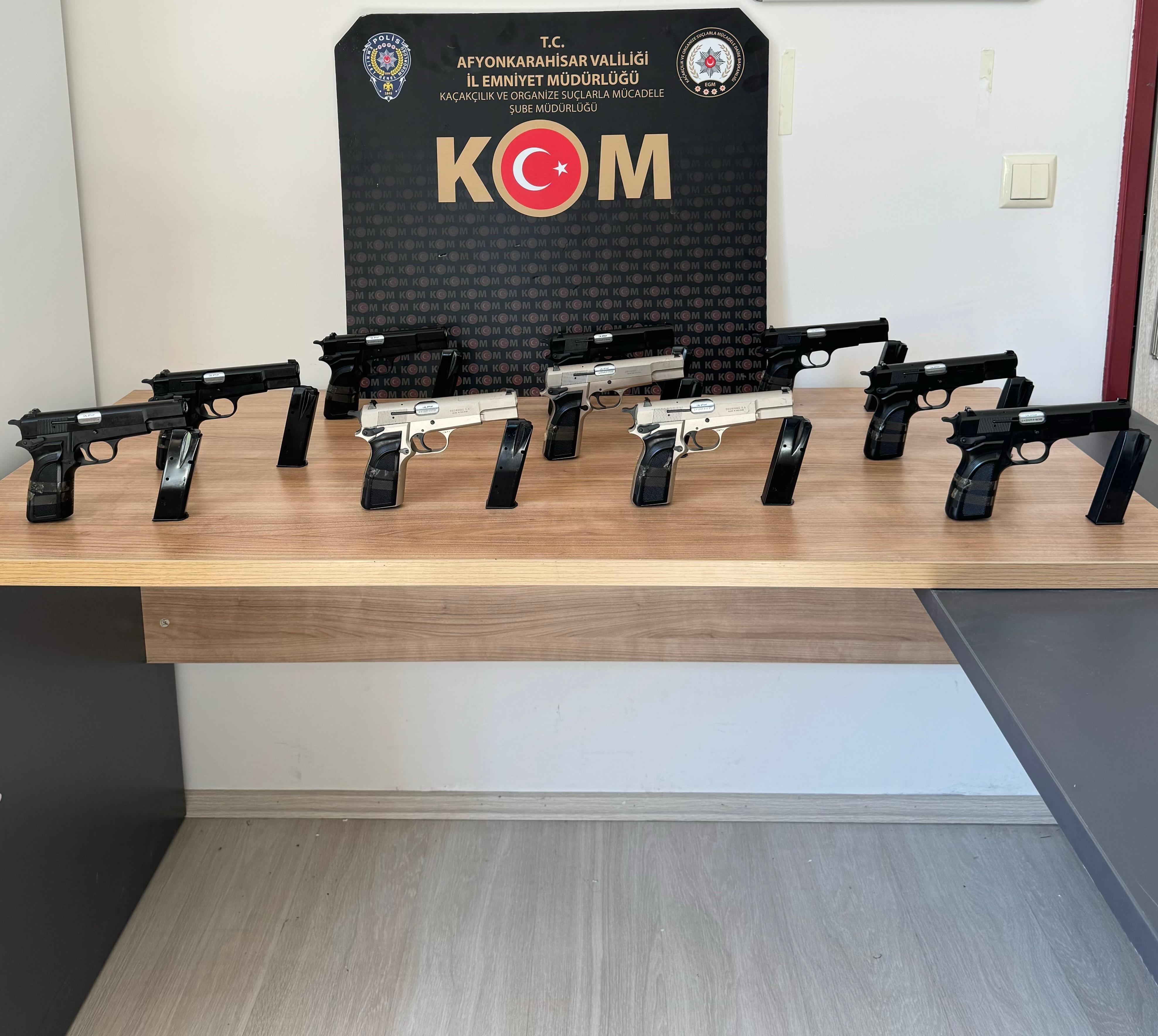 OTOMOBİL BAGAJINDA RUHSATSIZ 10 TABANCA ELE GEÇİRİLDİ