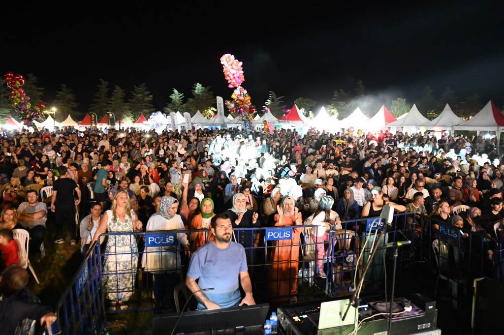 EMİRDAĞ'DA MANUŞ BABA RÜZGÂRI ESTİ