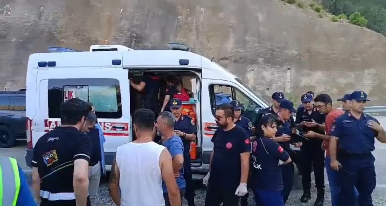 Son Dakika Helikopter Kazası: Mürettebatın hastaneye kaldırıldığı anlar kamerada