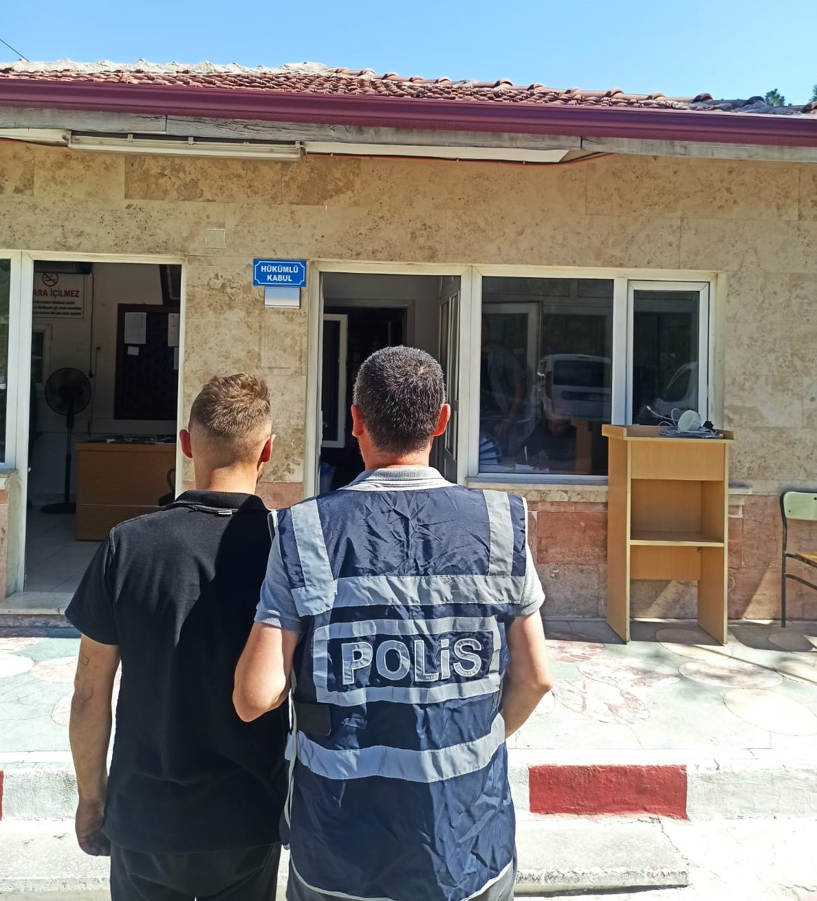 1 YIL 8 AY HAPİS CEZASIYLA ARANAN ŞAHSI POLİS YAKALADI