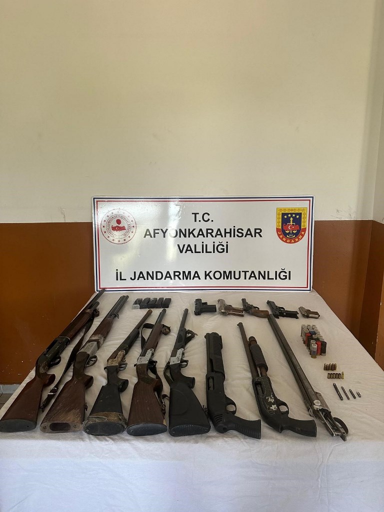 AFYON'DA CEPHANELİĞE YETECEK KADAR RUHSATSIZ SİLAHLA YAKALANDI