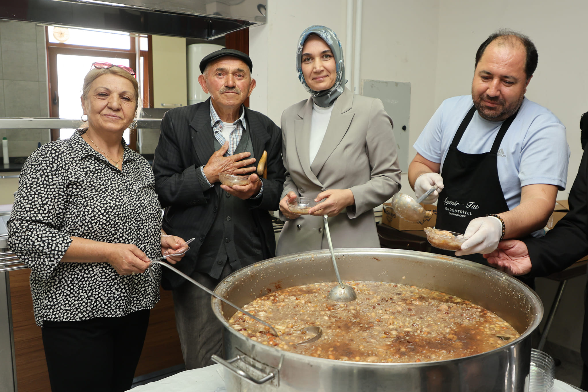 Bakan Göktaş İle Vali Yiğitbaşı Aşure Dağıttı