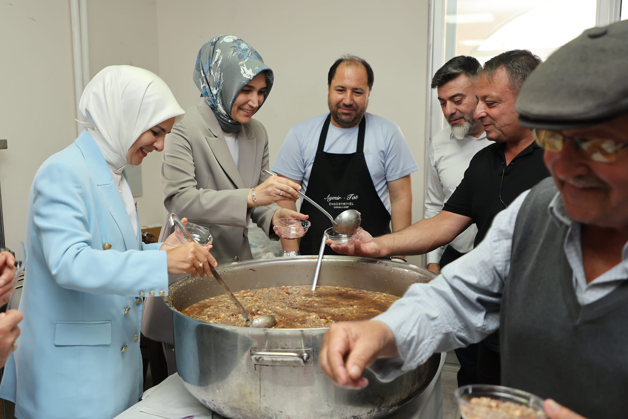 Bakan Göktaş İle Vali Yiğitbaşı Aşure Dağıttı