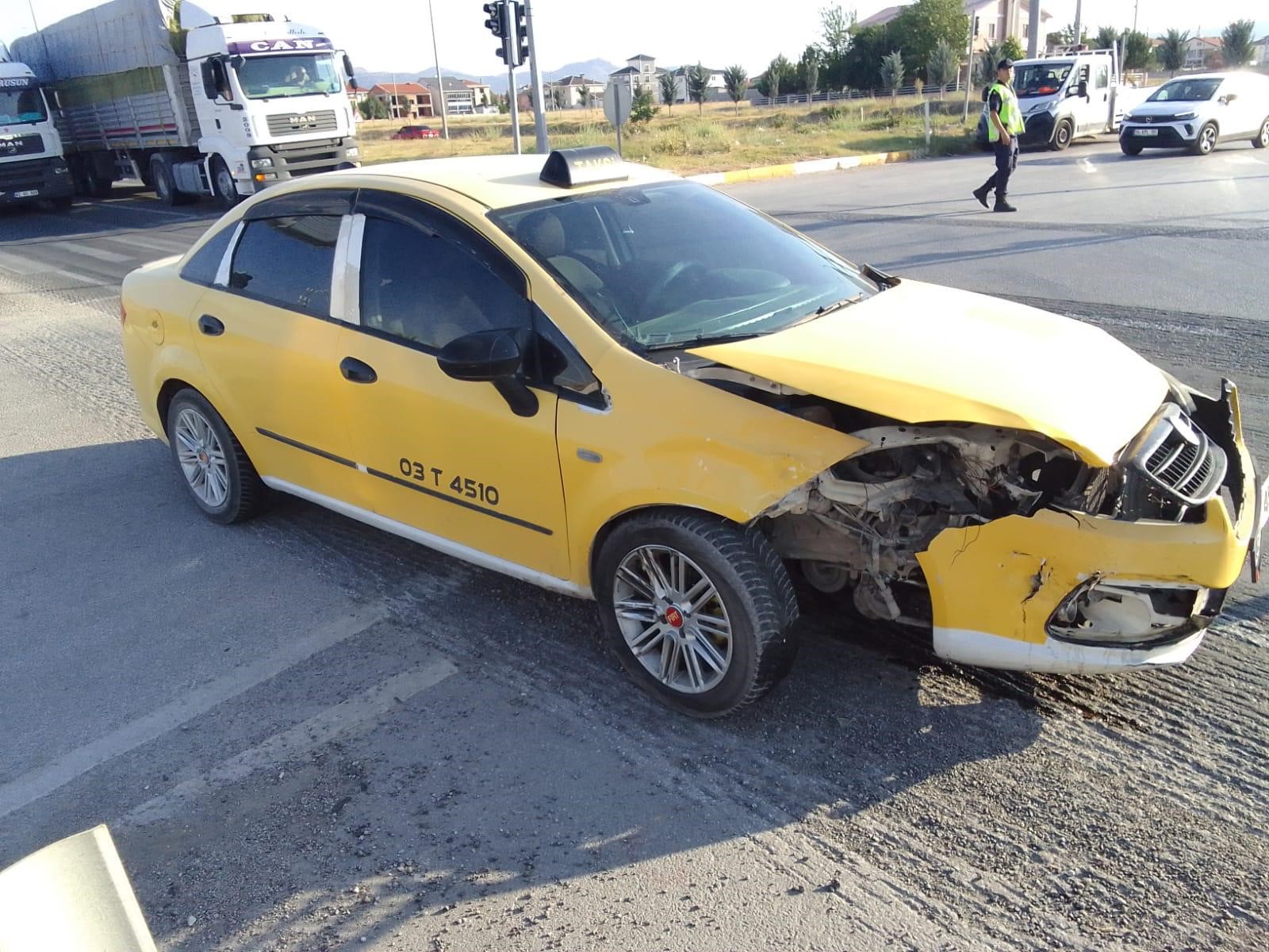 TİCARİ TAKSİ İLE OTOMOBİLİN ÇARPIŞTIĞI KAZADA 2 KİŞİ YARALANDI