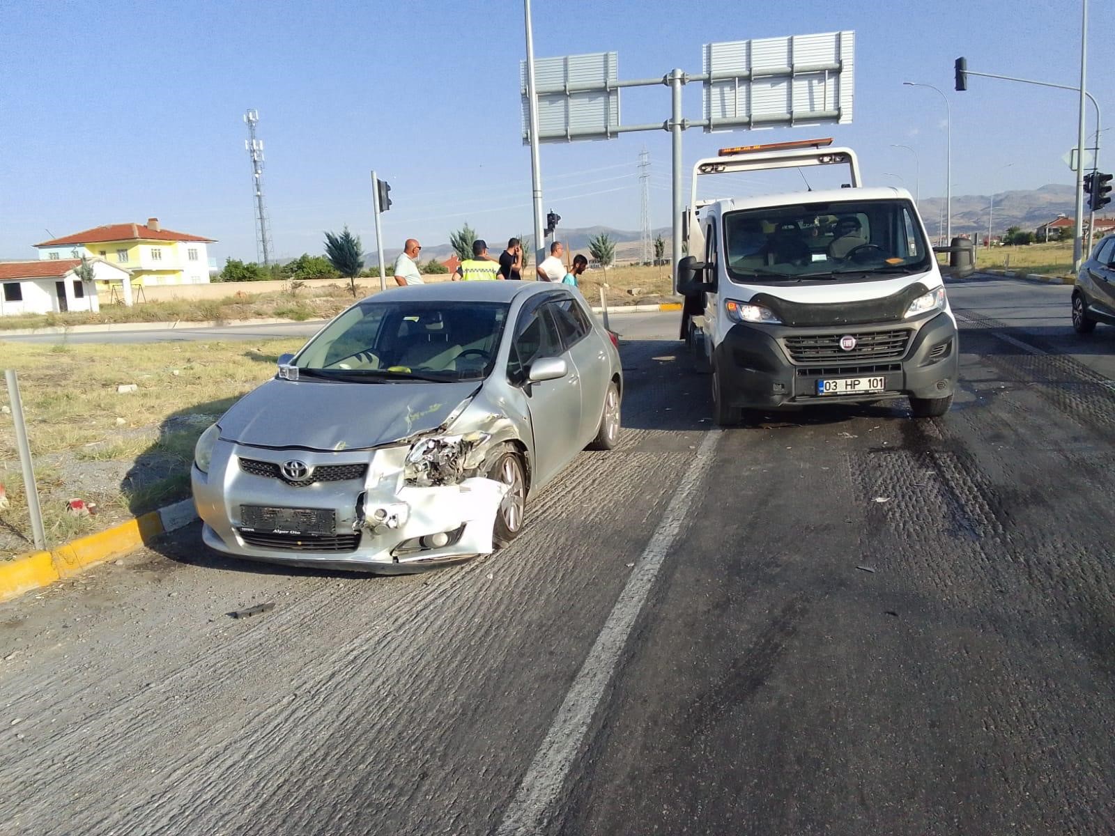 TİCARİ TAKSİ İLE OTOMOBİLİN ÇARPIŞTIĞI KAZADA 2 KİŞİ YARALANDI