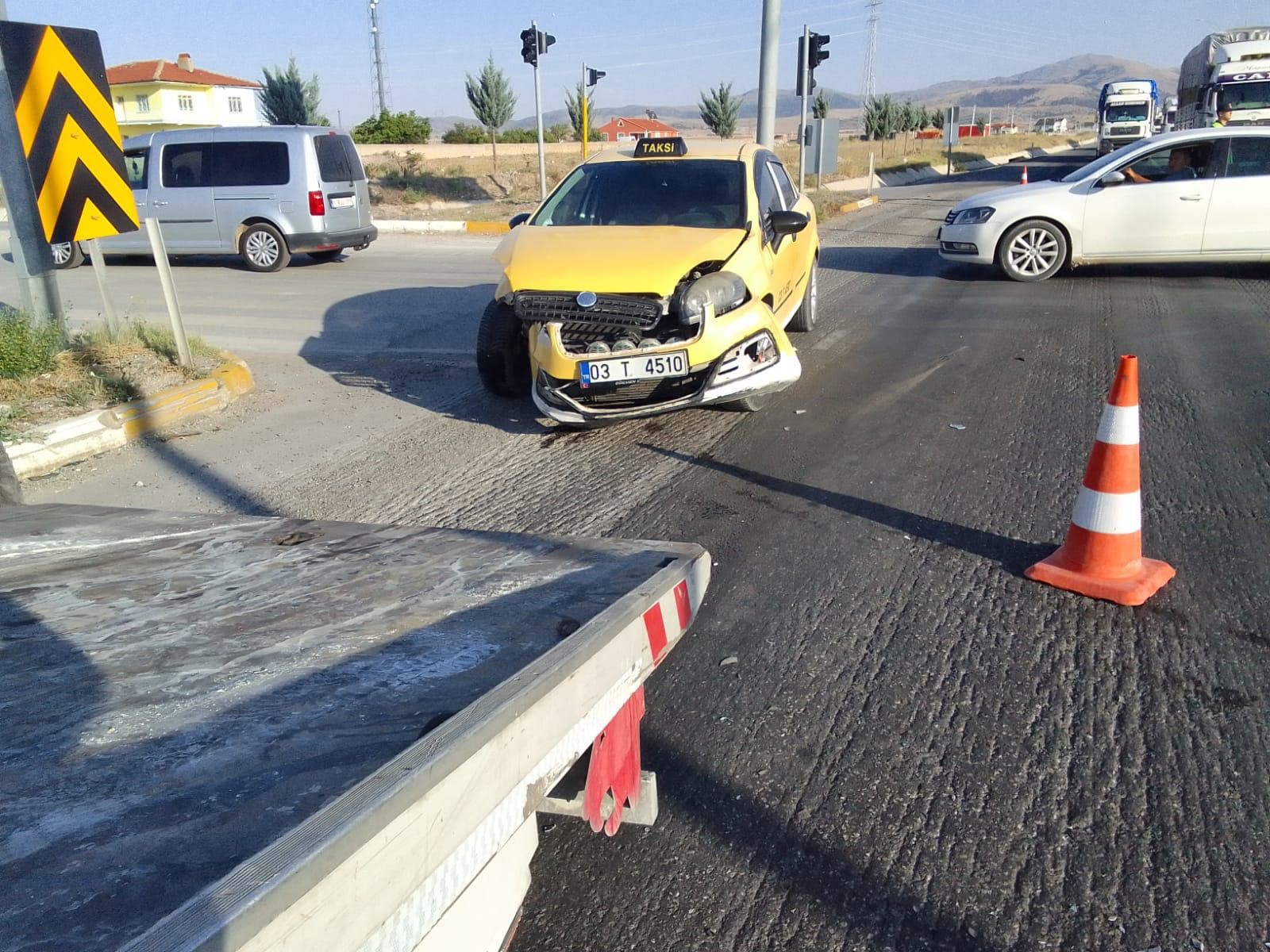 TİCARİ TAKSİ İLE OTOMOBİLİN ÇARPIŞTIĞI KAZADA 2 KİŞİ YARALANDI