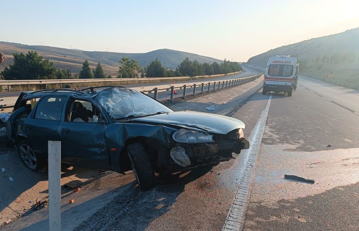 KONTROLDEN ÇIKAN OTOMOBİL TAKLA ATARAK REFÜJE GİRDİ!