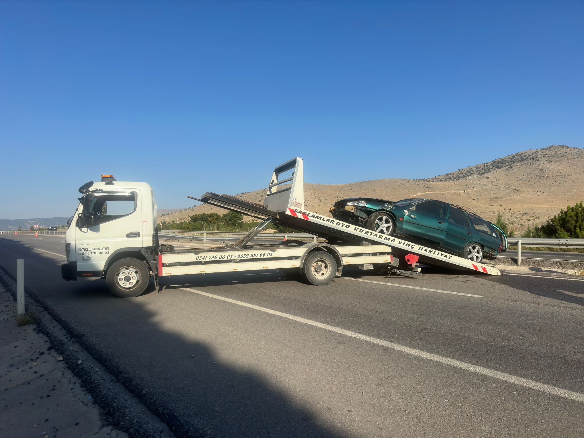 KONTROLDEN ÇIKAN OTOMOBİL TAKLA ATARAK REFÜJE GİRDİ!