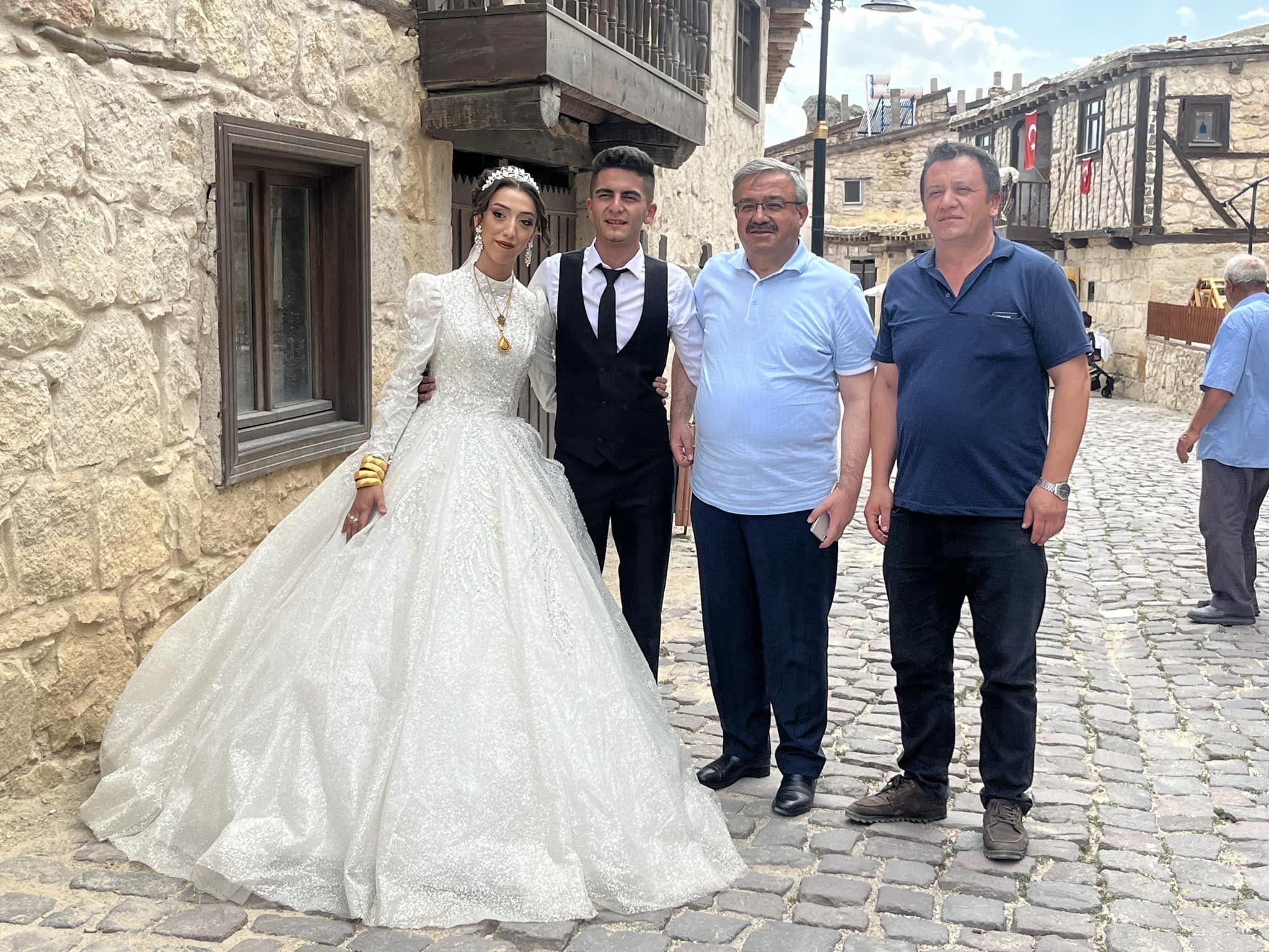 Milletvekili Yurdunuseven Genç Çifti Tebrik Etti