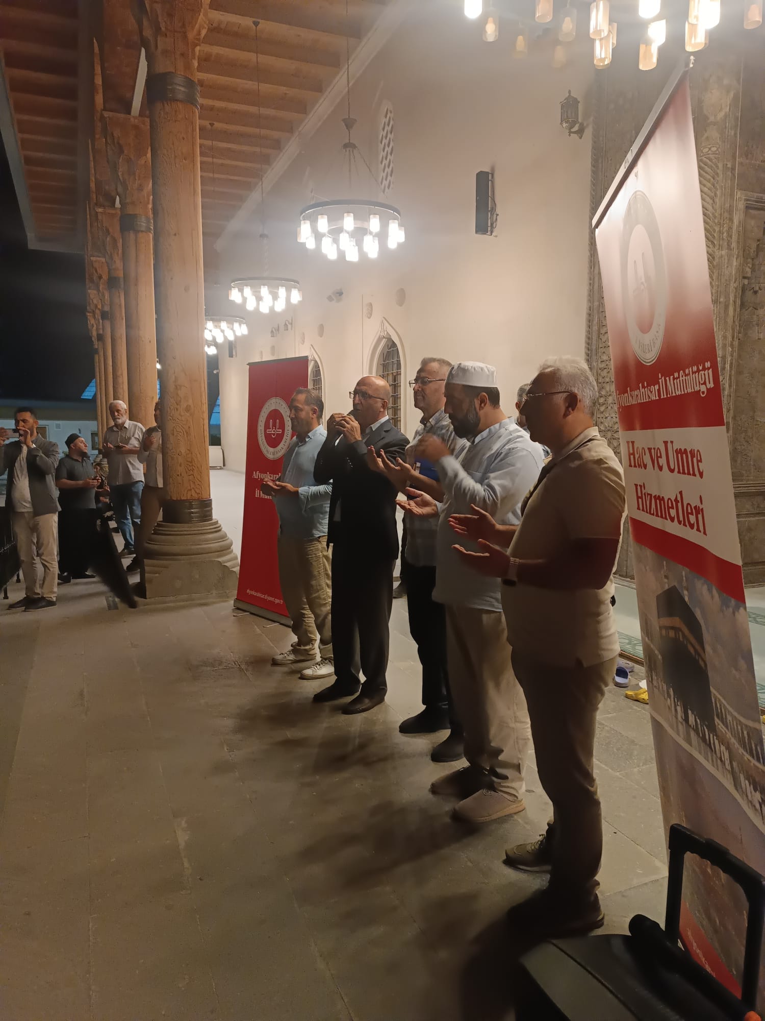 AFYON'DAN KUTSAL TOPRAKLARA DUALARLA UĞURLANDILAR