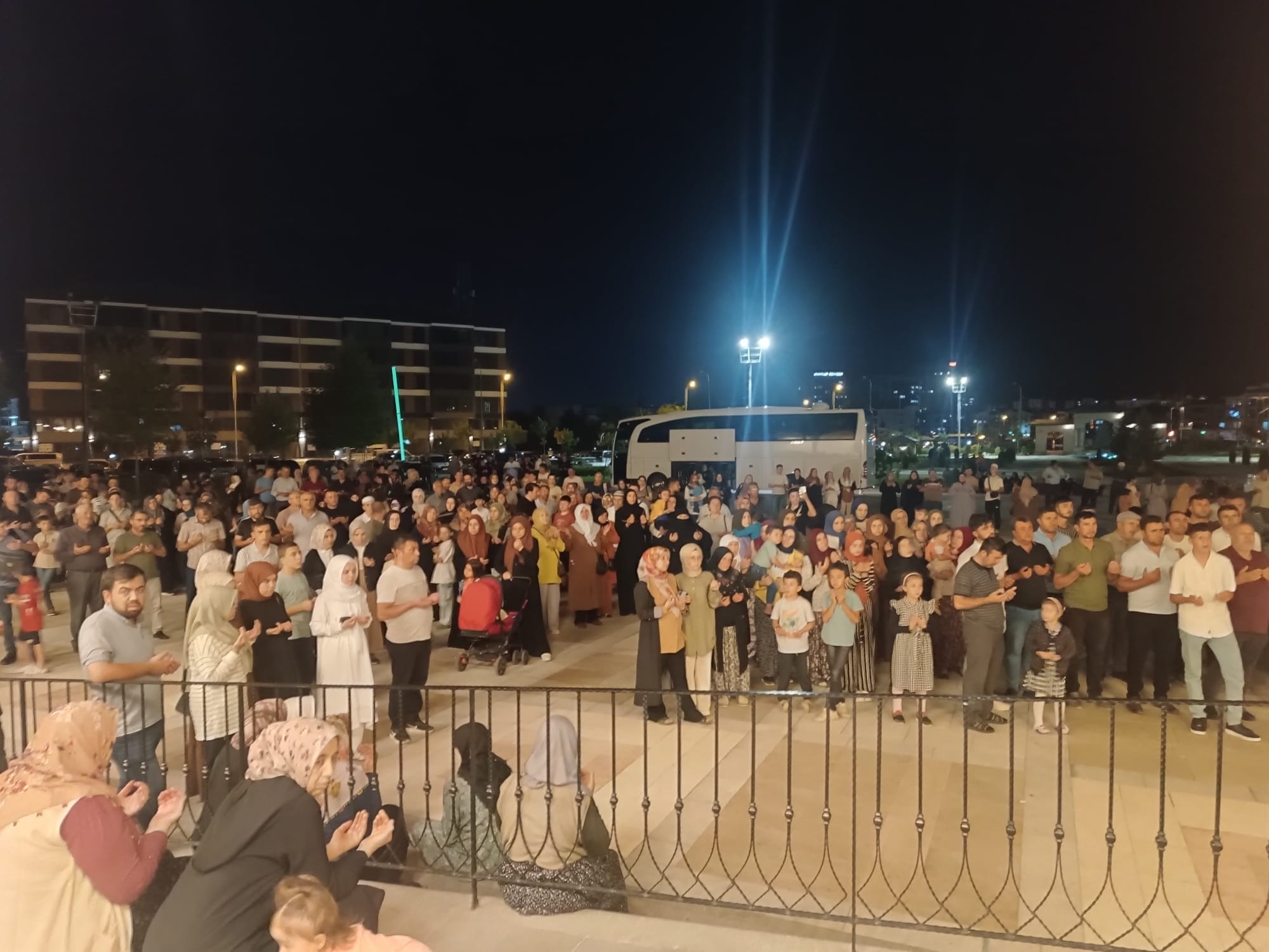 AFYON'DAN KUTSAL TOPRAKLARA DUALARLA UĞURLANDILAR