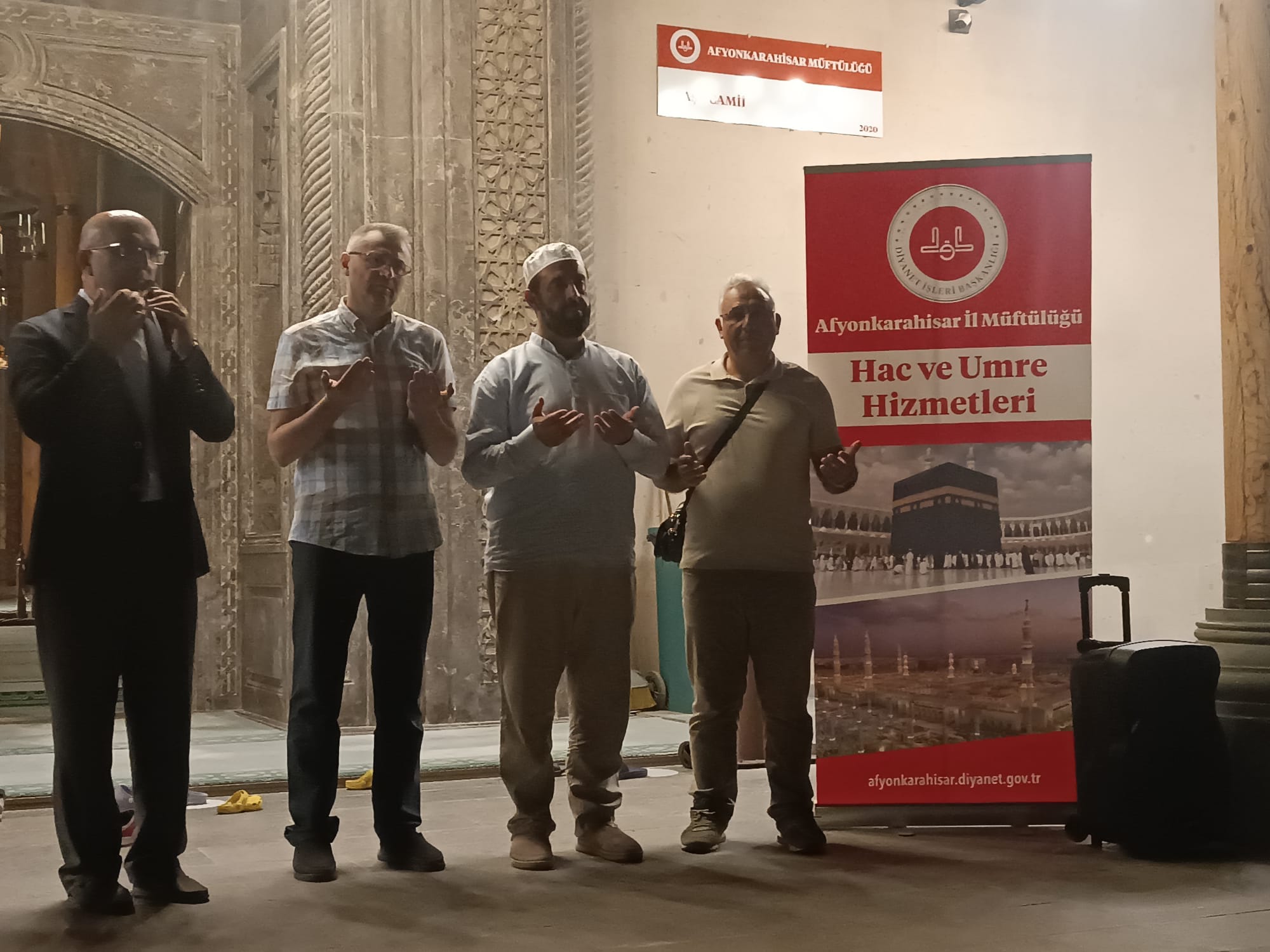 Umreciler Kutsal Topraklara Dualarla Uğurlandılar
