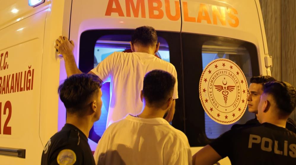 Çaresizce Camdan Oğlunu İzledi! Oğlu kanlar içinde yerde yatan babanın çaresizliği yürekleri dağladı