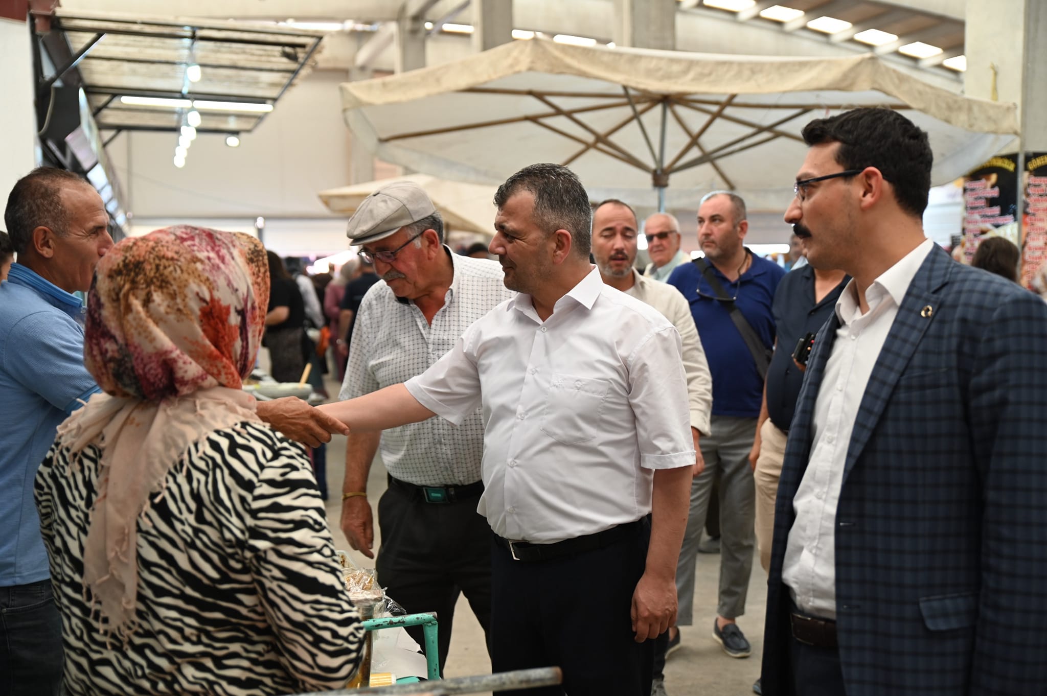 BAŞKAN KOYUNCU'DAN PAZAR ESNAFINA ZİYARET