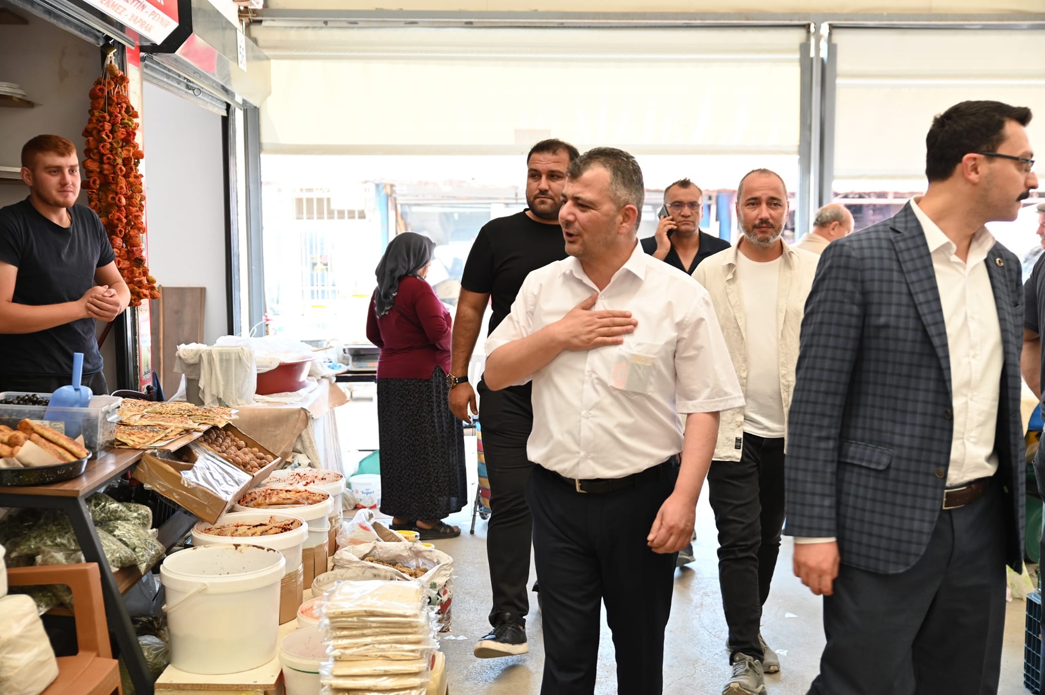 BAŞKAN KOYUNCU'DAN PAZAR ESNAFINA ZİYARET