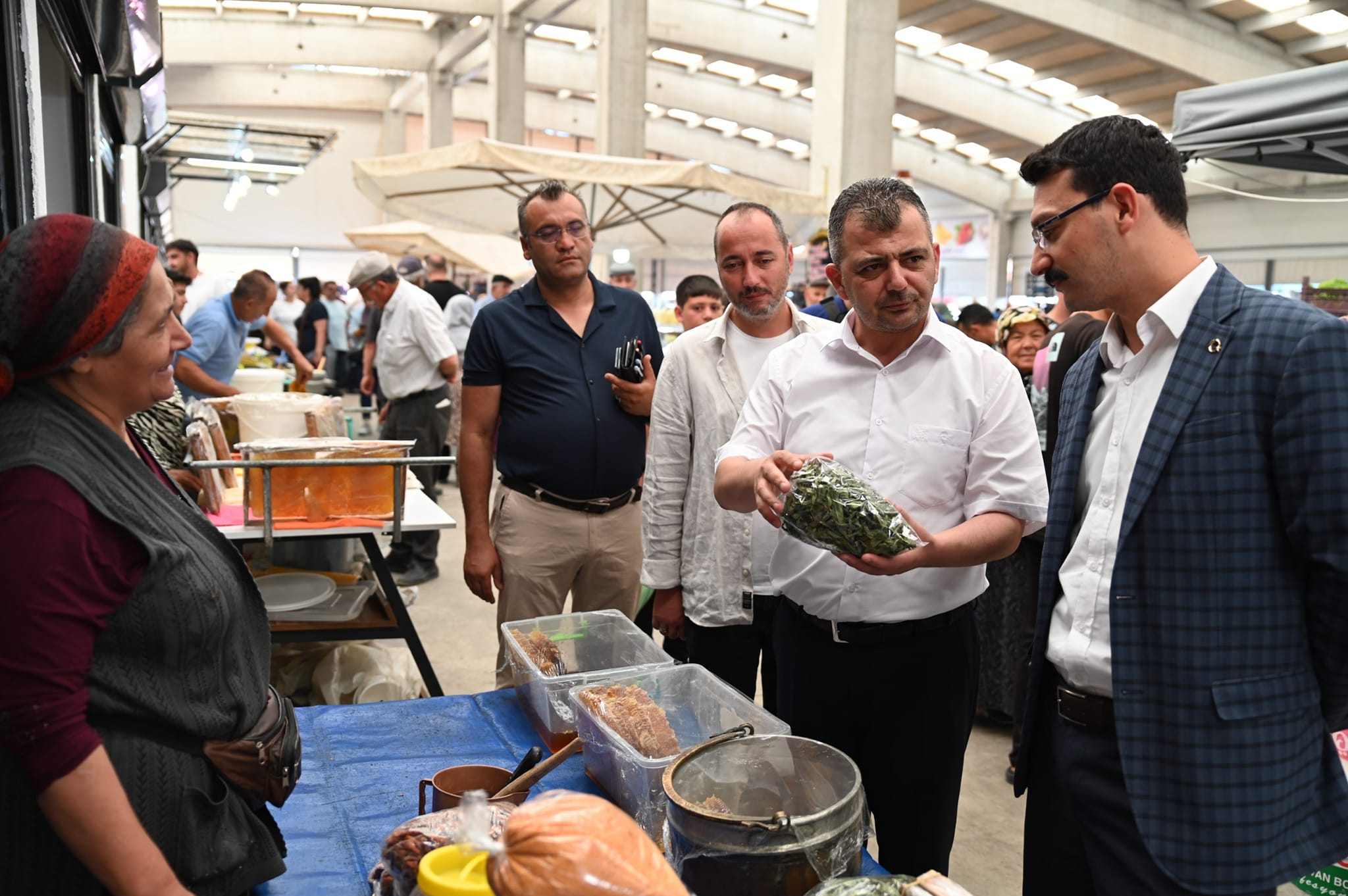 BAŞKAN KOYUNCU'DAN PAZAR ESNAFINA ZİYARET