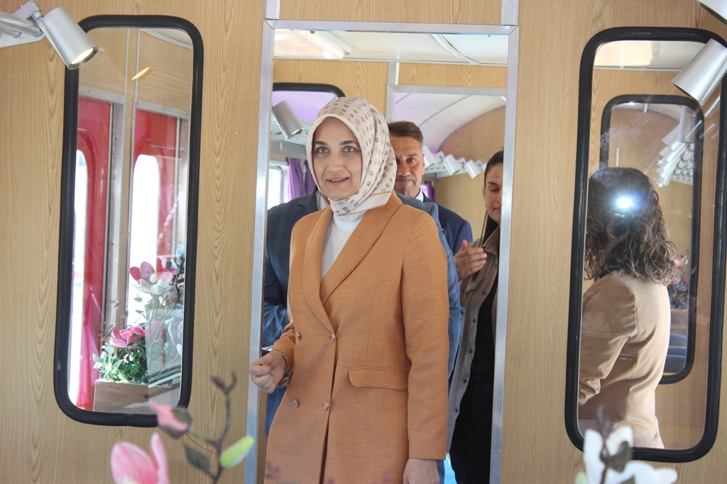 VALİ YİĞİTBAŞI, VAGON AFYON CAFE'Yİ GEZDİ