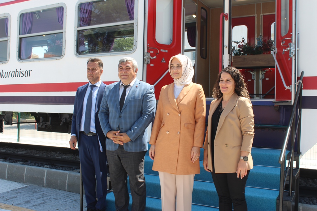VALİ YİĞİTBAŞI, VAGON AFYON CAFE'Yİ GEZDİ