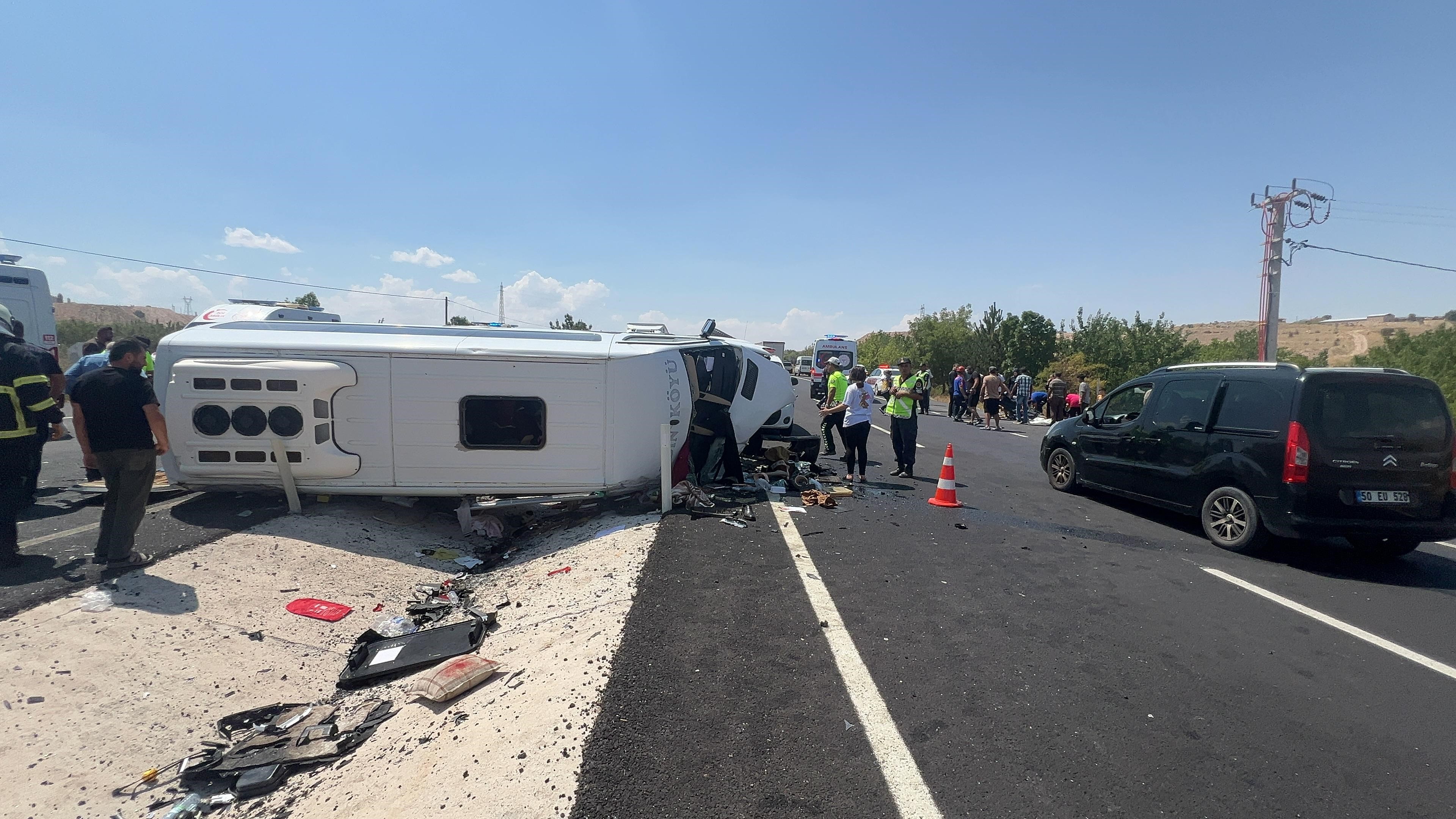 Düğün Yolunda Feci Kaza: 2'si ağır, 13 yaralı