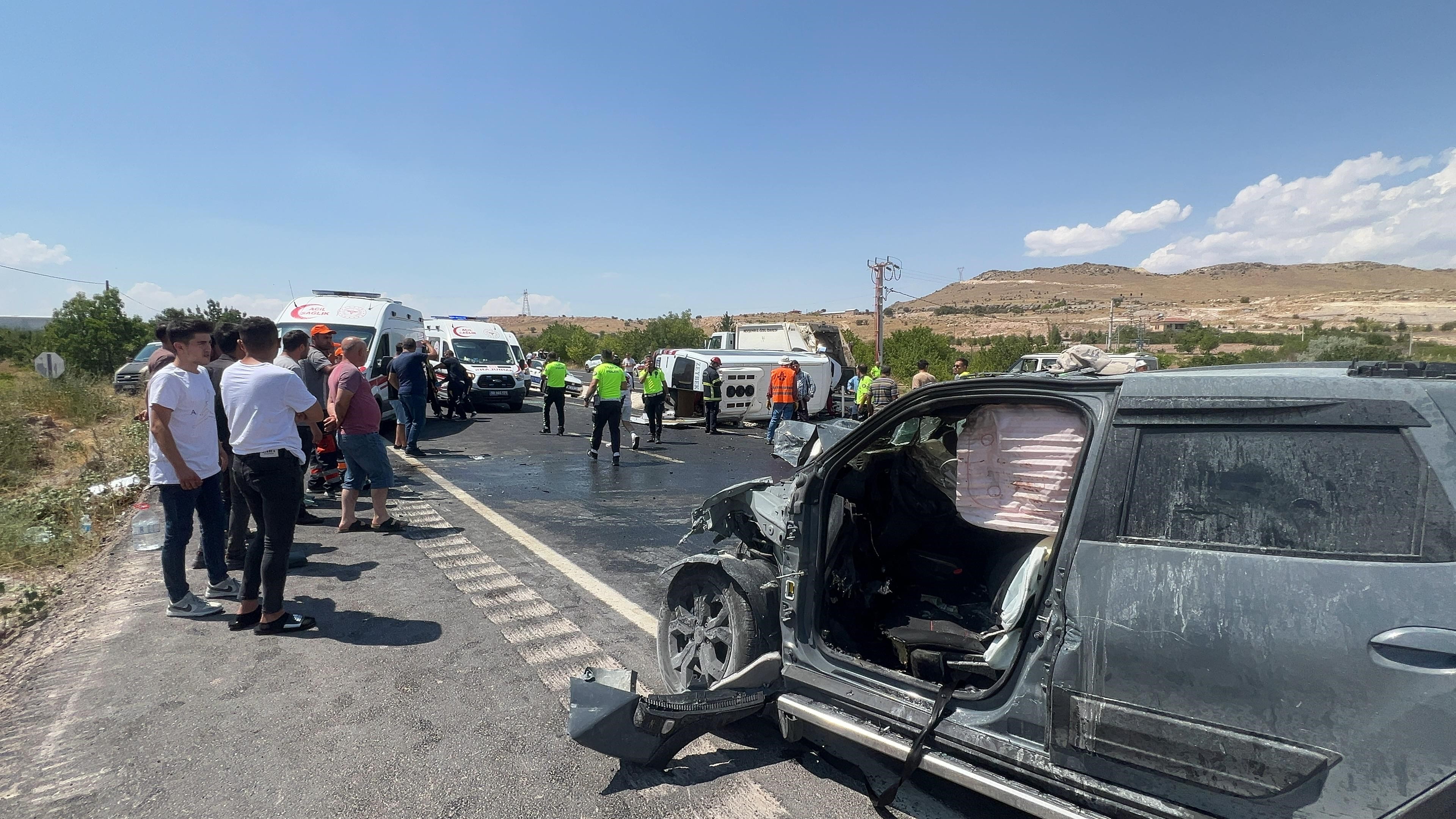 Düğün Yolunda Feci Kaza: 2'si ağır, 13 yaralı