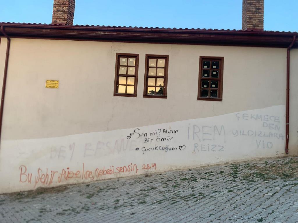 ÇAY İLÇESİNİN EN ESKİ AHŞAP KONAĞINA BU GÖRÜNTÜ YAKIŞMIYOR