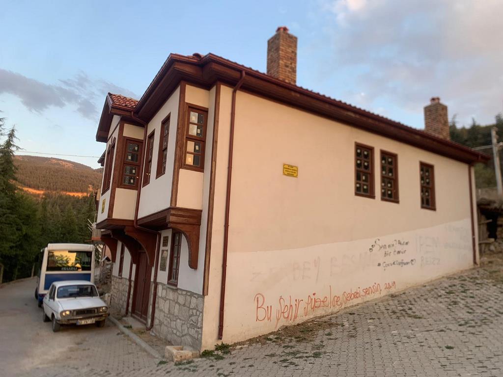ÇAY İLÇESİNİN EN ESKİ AHŞAP KONAĞINA BU GÖRÜNTÜ YAKIŞMIYOR