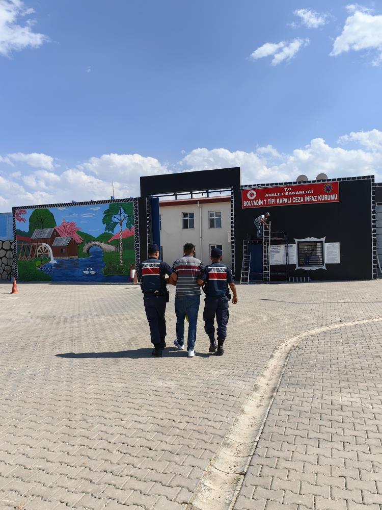 Kaçak Şahıs Afyon'da Yakayı Ele Verdi: 13 yıl kesinleşmiş hapis cezası bulunan kaçak şahıs yakalandı