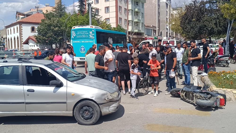 Otomobil ile Elektrikli Motosiklet Çarpıştı: Motosikletin sürücüsü ağır yaralandı