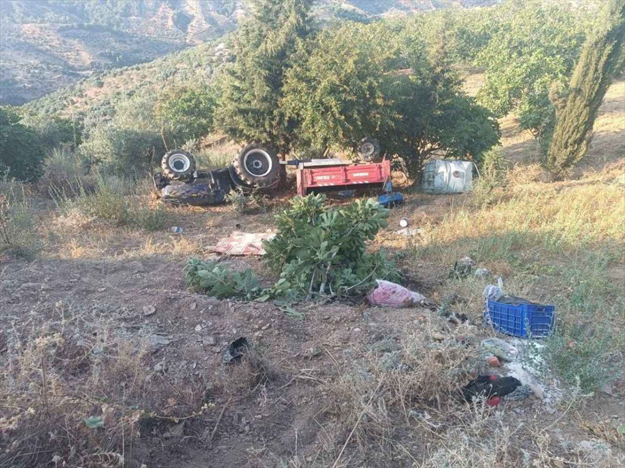 Devrilen Traktördeki Çift Hayatını Kaybetti: Kazada iki çocuk yaralandı
