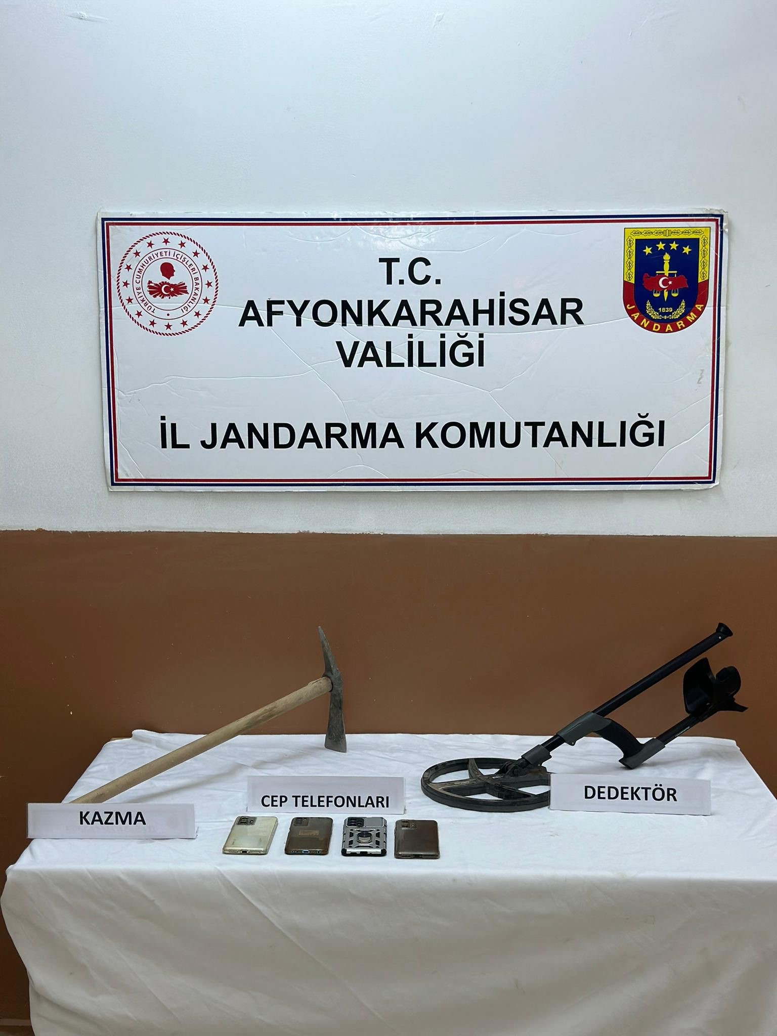 AFYON'DA DEFİNE ARAYAN 4 KİŞİYİ JANDARMA YAKALADI
