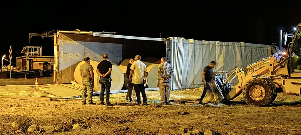 RULO KAĞIT YÜKLÜ TIR DEVRİLDİ