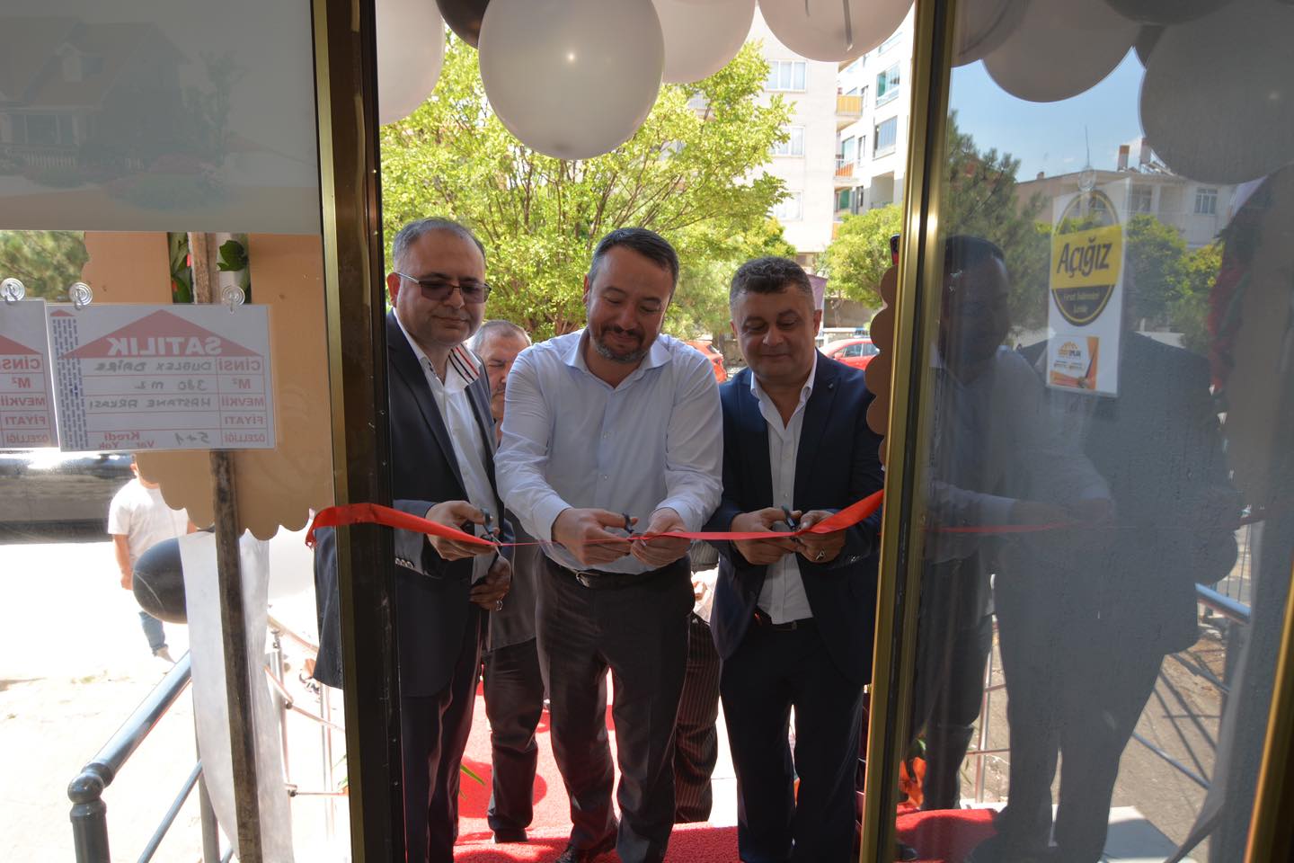 Sandıklı'ya Yeni Bir Emlak Ofisi Açıldı Belediye Başkanı Öztaş Kurdeleyi Kesti