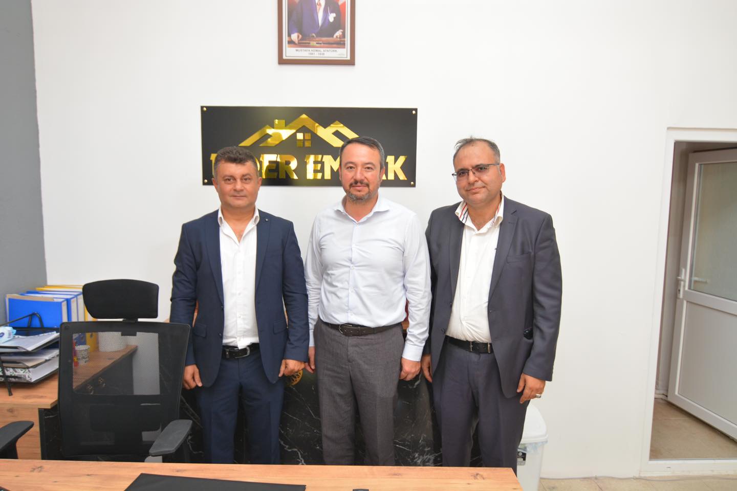 Sandıklı'ya Yeni Bir Emlak Ofisi Açıldı Belediye Başkanı Öztaş Kurdeleyi Kesti