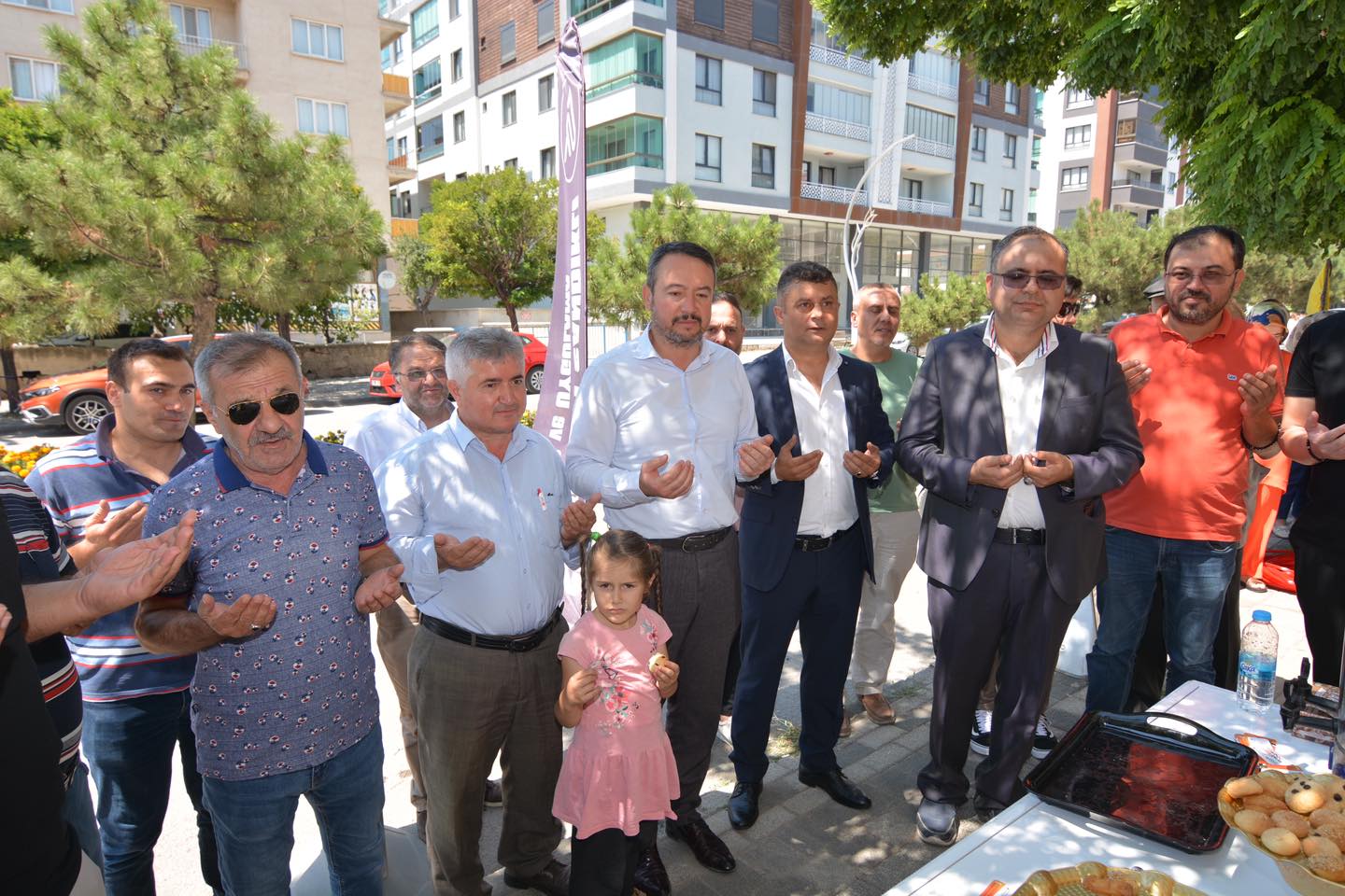 Sandıklı'ya Yeni Bir Emlak Ofisi Açıldı Belediye Başkanı Öztaş Kurdeleyi Kesti