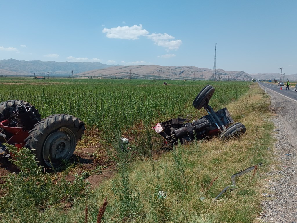 AFYON'DA TRAKTÖR İLE TIR ÇARPIŞTI