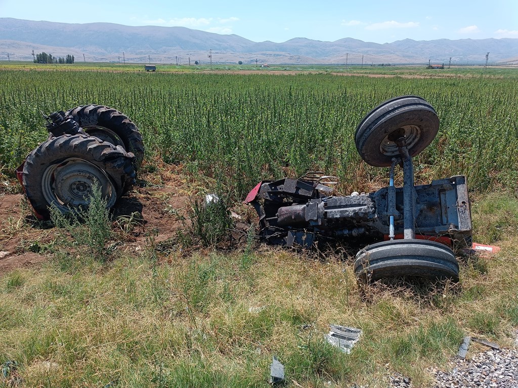 AFYON'DA TRAKTÖR İLE TIR ÇARPIŞTI