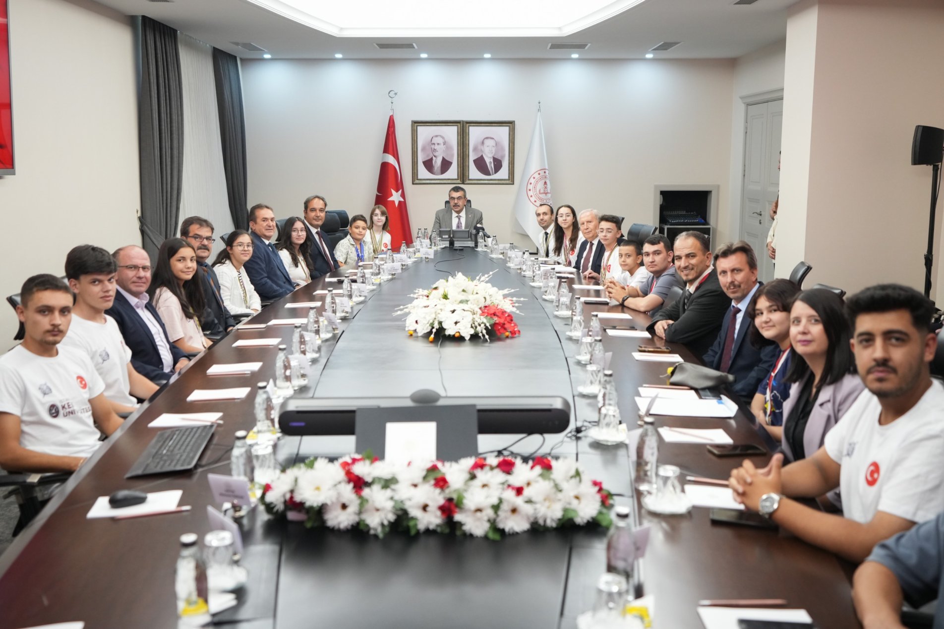 Afyon’un Gurur Kaynağı Öğrenciler Bakan Tekinle Bir Araya Geldi