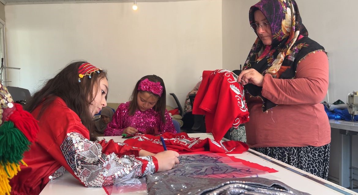 Afyonkarahisarlı Kadınlar Yörelerinin Rengârenk Kıyafetlerini Dikiyor