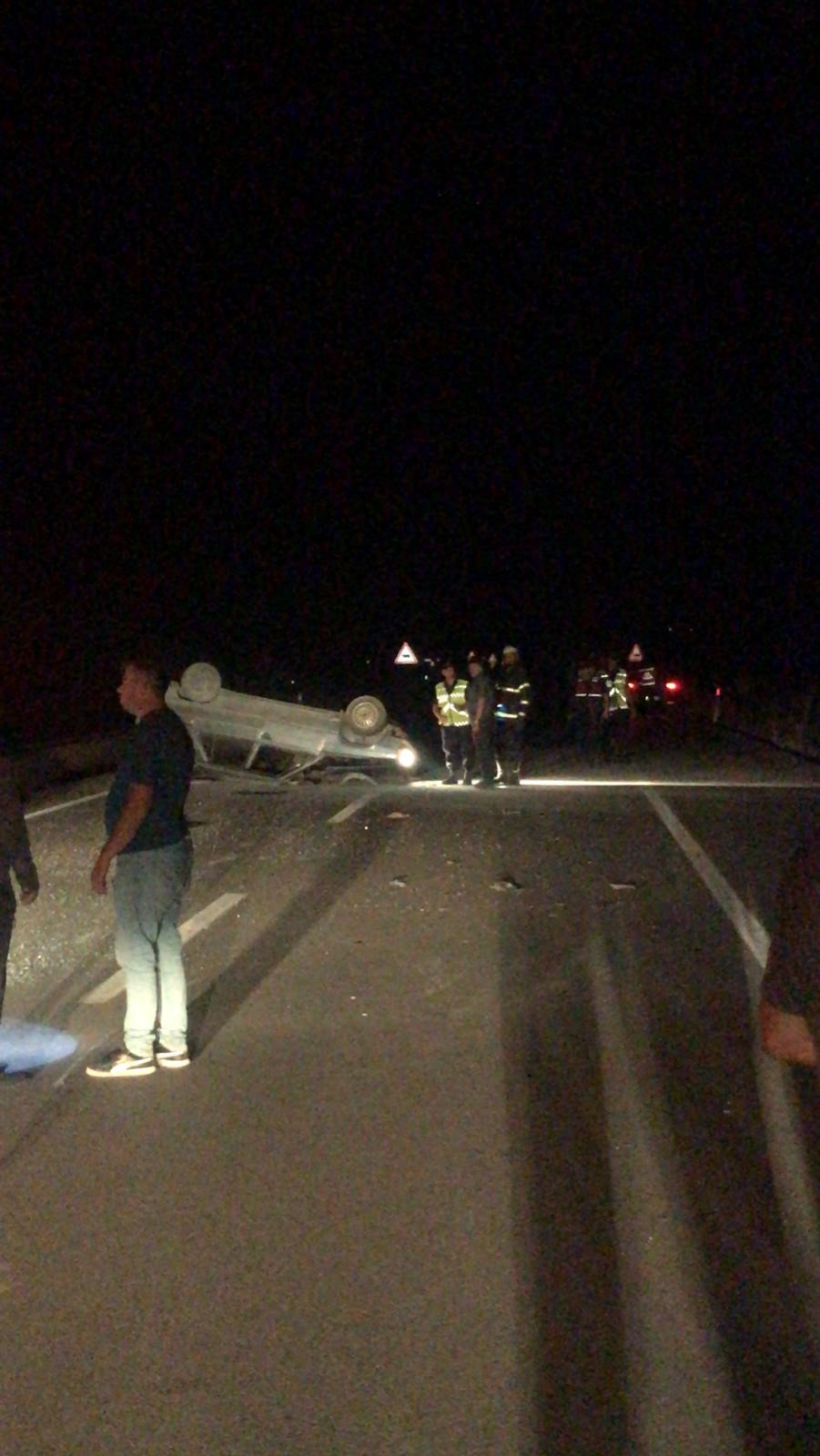 Kontrolden Çıkan Otomobil Yol Ortasına Devrildi: 2 Kişi Yaralandı