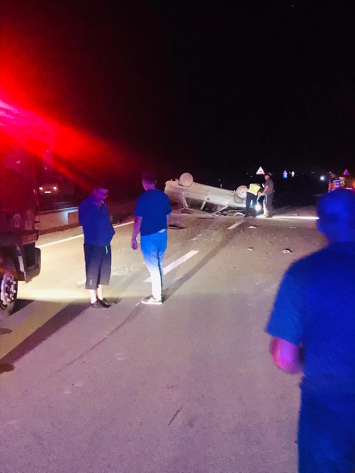 Kontrolden Çıkan Otomobil Yol Ortasına Devrildi: 2 Kişi Yaralandı