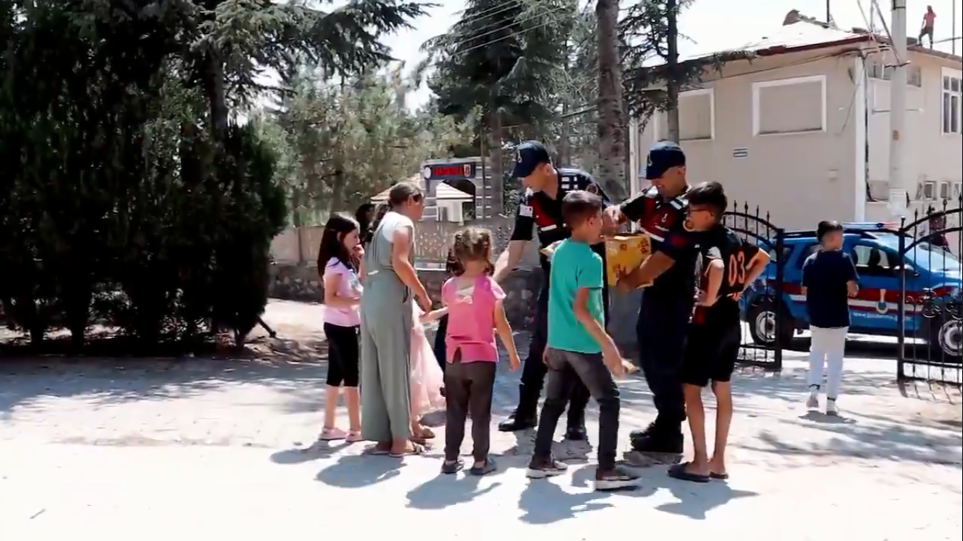 Afyon Jandarması Çocukların Gönlünde Taht Kurdu