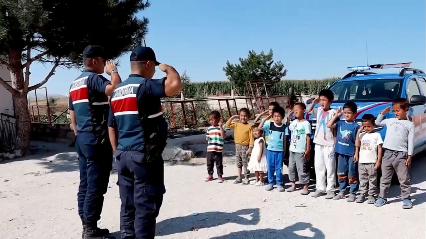 Afyon Jandarması Çocukların Gönlünde Taht Kurdu