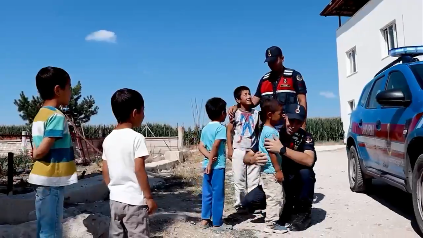 Afyon Jandarması Çocukların Gönlünde Taht Kurdu