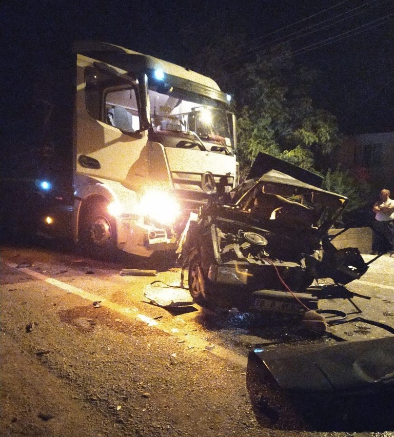 KAZA YAPAN OTOMOBİLLERE TIR ÇARPTI: 1 ÖLÜ, 1 YARALI
